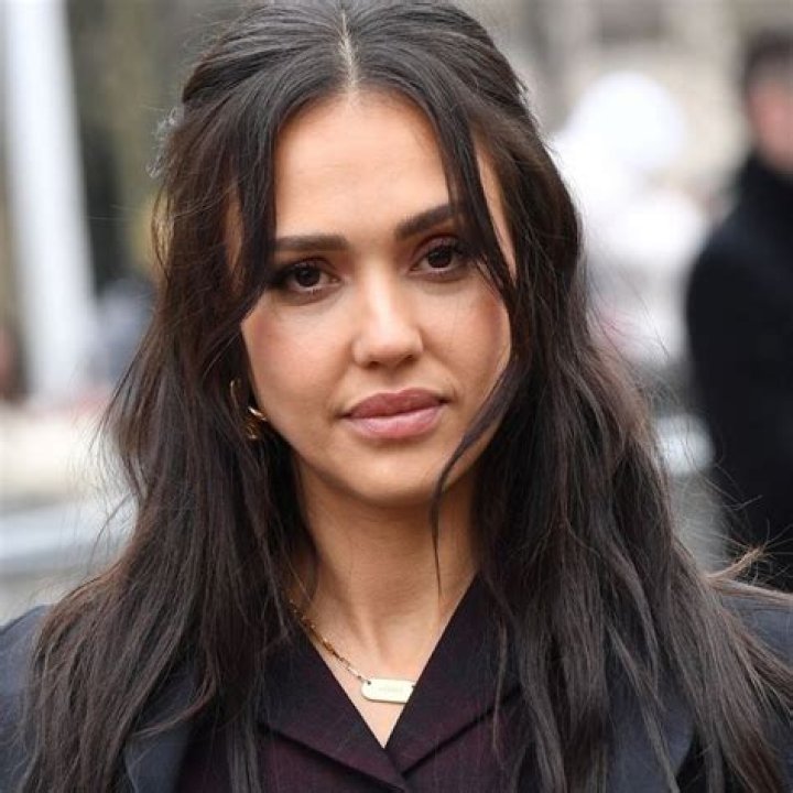 Does Jessica Alba Wear Hair Extensions?